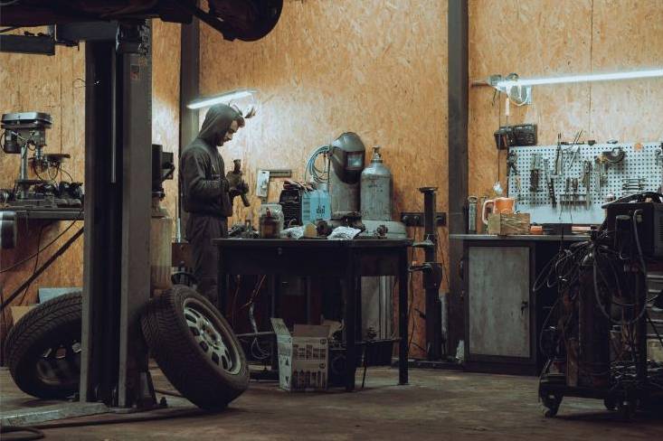 Mecánico trabajando en motor